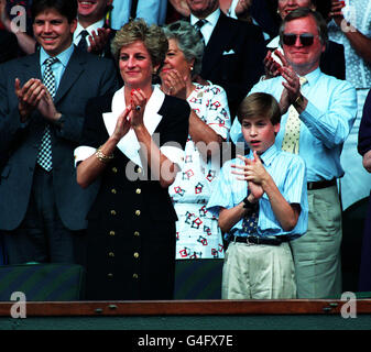 La Principessa del Galles e suo figlio la Principessa William applaudono Conchita Martinez e Martina Navratilova dopo la finale femminile dei singoli a Wimbledon, Londra. Foto Stock