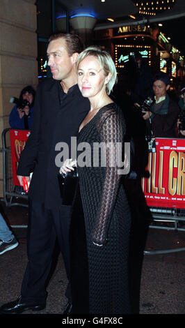 PA NEWS PHOTO 22/10/98 L'EX BASSISTA DI SPANDAU BALLET MARTIN KEMP E LA SUA CANTANTE DI MOGLIE SHIRLIE HOLLIMAN DEL POP DUO PEPSI E SHIRLIE ARRIVANO AL CELEBRE GALA PREMIERE DEL FILM 'STILL CRAZY' AL WARNER VILLAGE WEST END CINEMA, LEICESTER SQUARE, LONDRA. Foto Stock