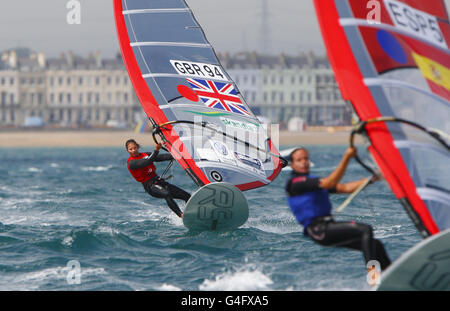 British Olympic Hopeful Bryony Shaw in azione nella gara della medaglia RSX delle Donne durante l'evento di test dei Giochi Olimpici di Londra 2012 e la Regata Internazionale di Weymouth. Foto Stock