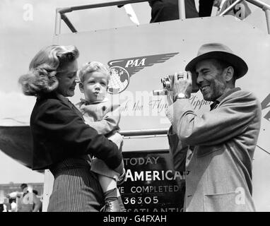 L'attore americano Humphrey Bogart filma sua moglie Lauren Bacall e. Il loro figlio Stephen all'aeroporto di Londra dopo essere arrivato da New York Foto Stock