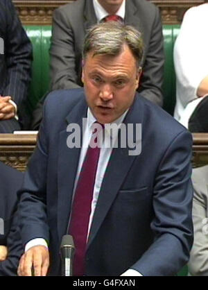 Il cancelliere ombra ed Balls risponde alla dichiarazione del cancelliere George Osborne alla Camera dei Comuni nel centro di Londra sull'economia britannica mentre i disordini continuano sui mercati azionari mondiali. Foto Stock