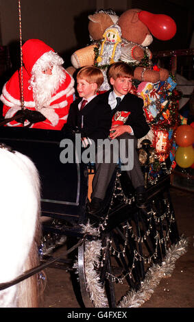 PA NEWS PHOTO 17/12/90: IL PRINCIPE WILLIAM (A DESTRA) E IL FRATELLO MINORE IL PRINCIPE HARRY INCONTRANO IL PADRE DI NATALE - SUSAN TOWNSEND DI NORFOLK - A BORDO DI UNA SLITTA TRAINATA DA CAVALLI A OLYMPIA DURANTE UNA VISITA, CON LA MADRE LA PRINCIPESSA DEL GALLES, AI CAMPIONATI INTERNAZIONALI DI SALTO DI OLYMPIA 1990. Foto Stock