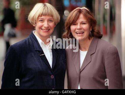 Victoria Wood (a sinistra) e Julie Walters si riuniscono di nuovo, a Londn oggi (venerdì), questa volta nel primo sit-com di MS Wood, Dinnerladies, in cui interpreta Bren, una delle cinque Dinner Ladies, con Walters che interpreta sua madre, Petula Gordeno. Dinnerladies sarà presentato sulla BBC-1 a novembre. Foto Stock