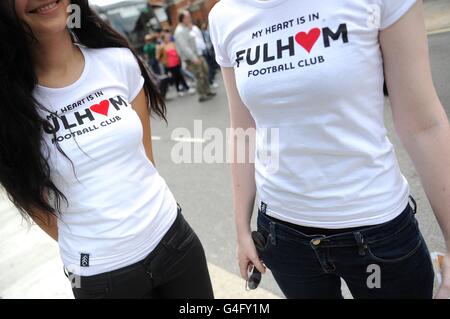 Calcio - Barclays Premier League - Fulham / Aston Villa - Craven Cottage. Vista generale di due tifosi Fulham che indossano magliette che dicono "il mio cuore è in Fulham Football Club" Foto Stock