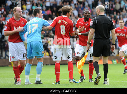 Jason Euell di Charlton Athletic (seconda destra) è trattenuto dai suoi compagni di squadra dopo un disaccordo con il Neal Bishop della contea di Notts dopo il fischio finale durante la partita della Npower Football League One a Meadow Lane, Nottingham. Foto Stock