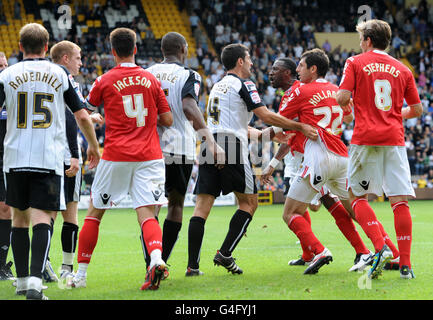 Jason Euell di Charlton Athletic (terza a destra) viene trattenuto dai suoi compagni di squadra dopo un disaccordo con Neal Bishop della contea di Notts (seconda a sinistra) dopo il fischio finale durante la partita della Npower Football League 1 a Meadow Lane, Nottingham. Foto Stock