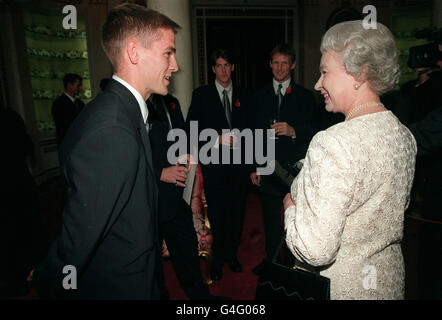 PA NEWS PHOTO 29/10/98 LA REGINA INCONTRA LIVERPOOL E IL CALCIATORE INTERNAZIONALE D'INGHILTERRA MICHAEL OWEN IN UNA RECEPTION DI BUCKINGHAM PALACE PER SQUADRE DI FOOTBALL CON SEDE IN INGHILTERRA, SCOZIA E GIAMAICANO Foto Stock