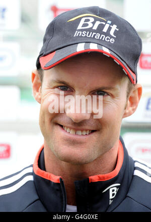 Cricket - npower Quarta prova - Inghilterra / India - Inghilterra Nets sessione - Day Two - Kia ovale. Il capitano inglese Andrew Strauss parla ai media durante una sessione di reti al Kia Oval, Londra. Foto Stock