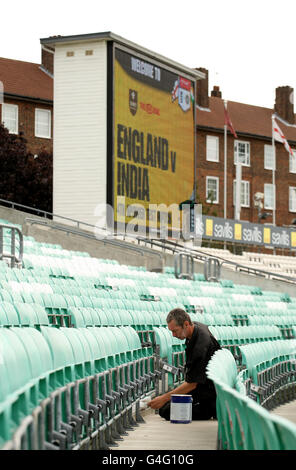 I preparativi finali sono fatti al Kia Oval in anticipo Il test match inizia domani tra Inghilterra e India Foto Stock