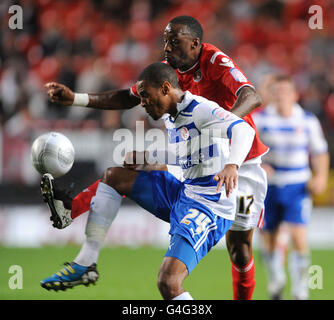 Calcio - Carling Cup - primo turno - Charlton Athletic v Reading - The Valley. Jason Euell di Charlton Athletic (a destra) e Shaun Cummings di Reading Foto Stock