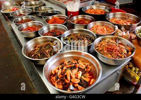 Sud cucina coreana per la vendita al mercato Dongmun. Foto Stock