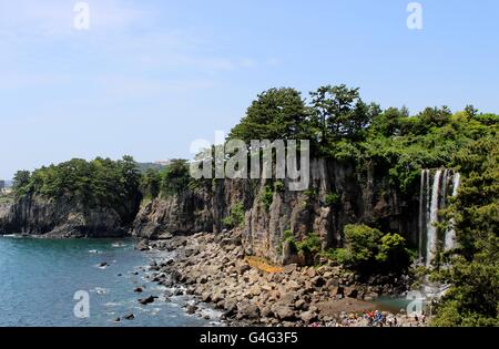 Jeju Island di Jeongbang cade è la cascata solo in Asia a cadere direttamente nell'oceano. Foto Stock