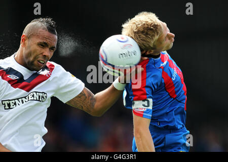 Kyle Bartley (l) di Rangers vince una doppia aerea con Inverness Richie Foran di Caledonian Thistle Foto Stock