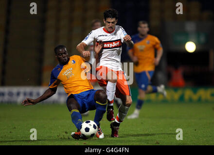 Anthony Howell di Mansfield Town e James Dance di Luton Town (a destra) Foto Stock