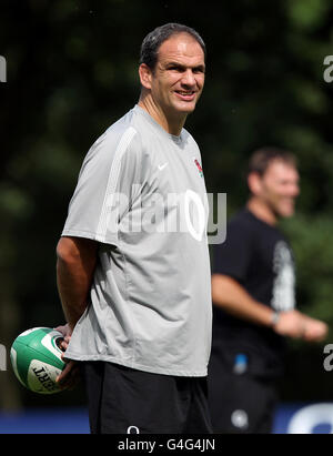 Il capo allenatore inglese Martin Johnson durante una sessione di allenamento al Pennyhill Park Hotel, Surrey. Foto Stock