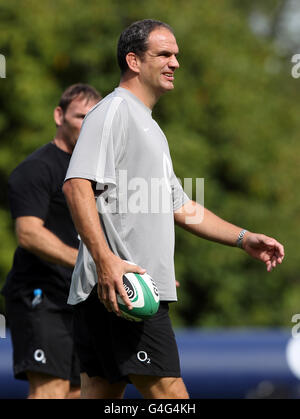 Il capo allenatore inglese Martin Johnson durante una sessione di allenamento al Pennyhill Park Hotel, Surrey. Foto Stock