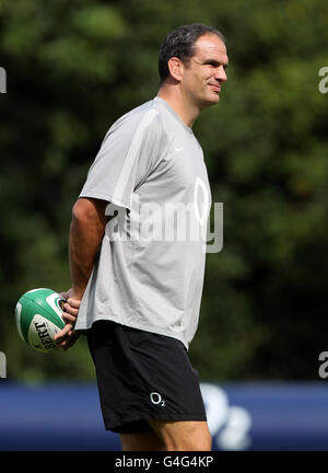 Rugby Union - sessione di addestramento Inghilterra - Pennyhill Park Hotel. Il capo allenatore inglese Martin Johnson durante una sessione di allenamento al Pennyhill Park Hotel di Surrey. Foto Stock