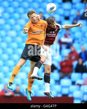 Wolverhampton Wanderers Christophe Berra (a sinistra) e Chris Herd di Aston Villa combatti per la testata Foto Stock