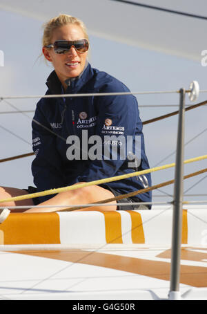 Vela - settimana delle Cowes - cinque giorni - Isola di Wight. Zara Phillips durante l'Artemis Challenge, alla Aberdeen Asset Management Cowes Week. Foto Stock