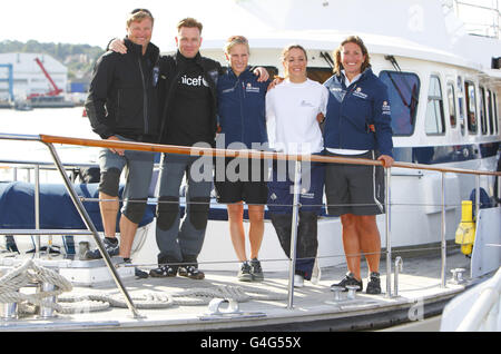 (Da sinistra a destra) Yachtsman Alex Thomson, Ewan McGregor, Zara Phillips, Natalie Pinkham e Dee Caffari si pongono insieme a Cowes sull'Isola di Wight prima di competere nell'Artemis Challenge, alla Aberdeen Asset Management Cowes Week. Foto Stock