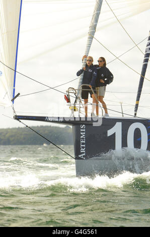 Zara Phillips e Natalie Pinkham (a destra) sulla prua della loro barca durante il Artemis Challenge, alla Aberdeen Asset Management Cowes Week. Foto Stock