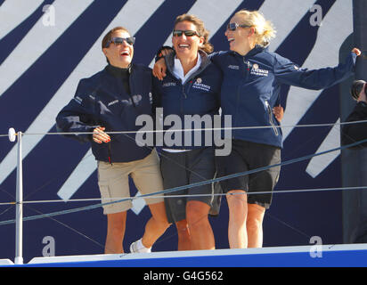 (Da sinistra a destra) Natalie Pinkham, Dee Caffari e Zara Phillips durante l'Artemis Challenge, alla Aberdeen Asset Management Cowes Week. Foto Stock