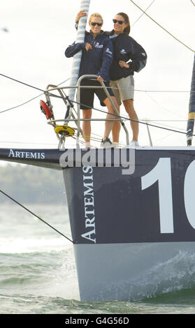 Vela - settimana delle Cowes - cinque giorni - Isola di Wight. Zara Phillips e Natalie Pinkham (a destra) sulla prua della loro barca durante l'Artemis Challenge, alla Aberdeen Asset Management Cowes Week. Foto Stock