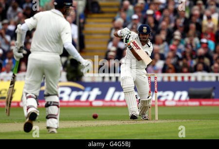 Cricket - Npower terzo Test - Day One - Inghilterra / India - Edgbaston. Il Gautam Gambhir dell'India guida il Tim Brennan inglese al confine durante la partita di test npower a Edgbaston, Birmingham. Foto Stock