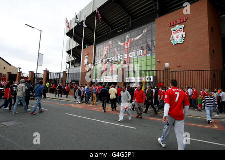 Calcio - Pre Season friendly - Liverpool v Valencia - Anfield. Le ventole si riuniscono all'esterno del terreno prima di iniziare Foto Stock