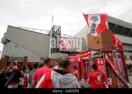 Calcio - Pre Season friendly - Liverpool v Valencia - Anfield. Le ventole si riuniscono all'esterno del terreno prima di iniziare Foto Stock