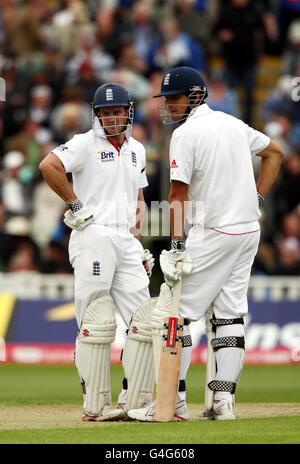 Cricket - Npower terzo Test - Day One - Inghilterra / India - Edgbaston. Gli openers inglesi Andrew Strauss e Alastair Cook (a destra) durante la partita di test npower a Edgbaston, Birmingham. Foto Stock