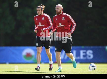 Il Galles Gareth Bale (sinistra) e James Collins durante una sessione di formazione presso il Galles Media Center Complex sportif du Cosec, Dinard. Foto Stock