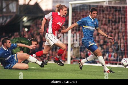 Emmanuel Petit dell'Arsenal attraversa la difesa di Everton di David Unsworth (a sinistra) e Marco Materazzi, durante l'odierno scontro della Premiership (domenica) ad Highbury. Foto di Tony Harris/PA Foto Stock