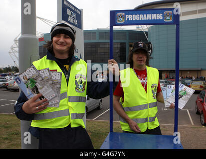 Calcio - campionato nazionale di calcio - Coventry City v Leicester City - Ricoh Arena. Venditori del programma fuori terra Foto Stock