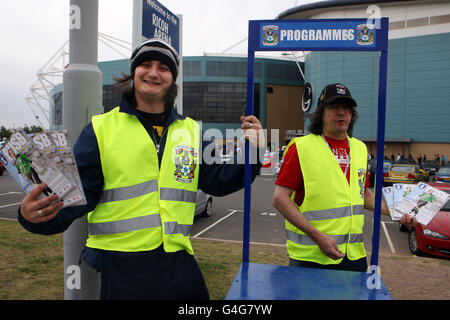 Calcio - campionato nazionale di calcio - Coventry City v Leicester City - Ricoh Arena. Venditori del programma fuori terra Foto Stock