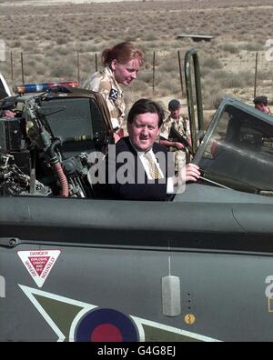 Segretario di Stato per la Difesa George Robertson in un aereo Tornado presso una base aerea ad Ali al Salem, Kuwait oggi (Lunedi). Foto Tim Ockenden/PA EDI. Vedi PA storia DIFESA Iraq. Foto Stock