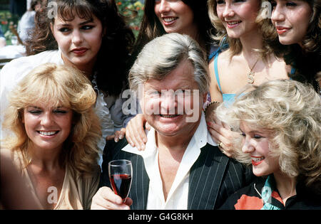 PA NEWS PHOTO 1/8/82 COMICO BENNY HILL CON UNA FESTA DI BELLE RAGAZZE AL THAMES TELEVISIONE ANNUALE GARDEN PARTY NEL TEMPIO INTERNO, LONDRA ANCHE NELLA FOTO È L'ATTRICE JANE LEEVES (IN ALTO A SINISTRA), STELLA DI 'FRASIER'. Foto Stock