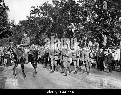 Le Guardie irlandesi sono sorvegliate da una folla mentre oltrepassano la Tate Gallery di Londra per un servizio attivo in Francia all'inizio della Grande Guerra. Foto Stock