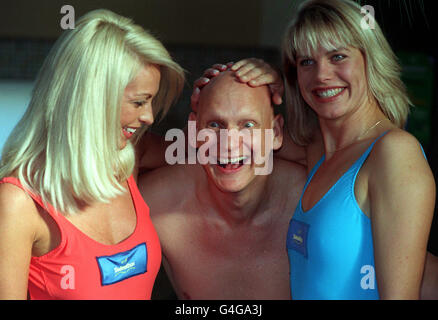 PA NEWS FOTO 17/11/98 MODELLO SHERYL GASCOIGNE (A SINISTRA), EX MEDAGLIA D'ORO OLIMPICA AL NUOTO DUNCAN GOODHEW E PRESENTATRICE TELEVISIVA ANNA WALKER AL LANCIO DI BT SWIMATHON '99. LA SWIMATHON È LA PIÙ GRANDE MARATONA DI NUOTO D'EUROPA E SI SVOLGERÀ IN 525 PISCINE IN TUTTO IL REGNO UNITO. Foto Stock