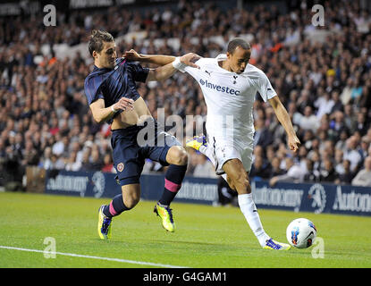 Cuore di Rudi Skacel di Midlothian (a sinistra) e Andros Tottenham Hotspur (a destra) in azione durante la UEFA Europa League, Play off, seconda partita a White Hart Lane, Londra. Foto Stock