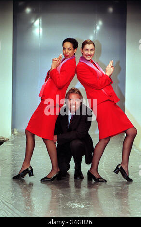 PA NEWS PHOTO 26/11/98 L'IMPRENDITORE RICHARD BRANSON SI PONE CON DUE DEI SUOI MEMBRI DELLA VIRGIN ATLANTIC CABIN CREW, RUTH MATTHEWS (A SINISTRA) E FREYA SWAINE, PER LANCIARE NUOVE UNIFORMI PER LA COMPAGNIA AEREA, A LONDRA. Foto Stock