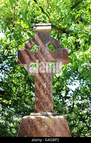 Ornati in pietra croce celtica, cimitero, Irlanda. Foto Stock
