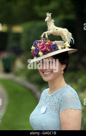 Charlotte Ricard durante il giorno cinque del Royal Ascot 2016, a Ascot Racecourse. Foto Stock