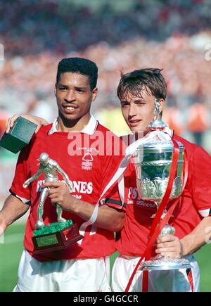 (L-R) Nottingham Forest's Man of the Match Des Walker e. Nigel Jemson festeggia con la Littlewoods Cup Foto Stock