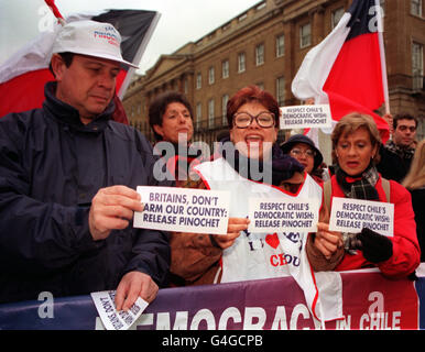 I sostenitori dell'ex dittatore cileno Augusto Pinochet oggi, 8 dicembre 1998, manifestano al di fuori di Downing Street di Londra, esortando il governo a rispedirlo in Cile. Foto di Tony Harris/PA. Vedere PA storia POLITICA Pinochet Foto Stock