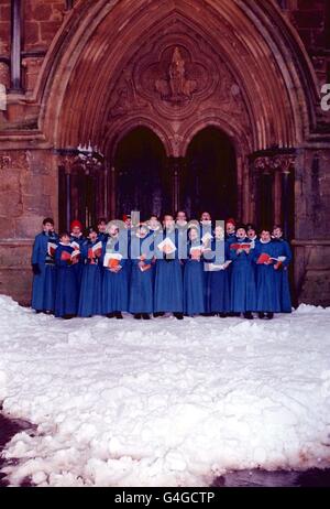 I cantori della Wells Cathedral School cantano oggi (martedì) sulla PolarSnow appositamente realizzata nella Cattedrale. La neve è stata fatta dalla società di gas industriali Air Products dopo che il coro della cattedrale ha chiesto aiuto con la copertina per il loro prossimo CD. Il Maestro dei Choristers Malcolm Archer voleva che la foto mostrasse ai ragazzi del coro che lanciavano palle di neve con l'edificio storico sullo sfondo. Vedi la storia di PA SOCIAL/Snow. Foto Barry Batchelor/PA Foto Stock