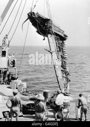 I membri del RAF Sub-Aqua Club di Malta vedono una parte di uno Spitfire in tempo di guerra che viene sollevato dal fondale del mare al largo di Gozo, una piccola isola a nord. Ci sono voluti sei giorni, schiarendo la sabbia e le erbacce, per portare l'aereo in su. Un testimone è stato trovato che ha visto l'aereo scendere, 31 anni fa, e ha preso il pilota in su Foto Stock