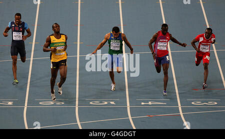 Il bullone Usain della Giamaica rallenta mentre attraversa la linea di arrivo per vincere la semifinale maschile di 200 metri durante il giorno sette del campionato mondiale di atletica IAAF allo stadio Daegu di Daegu, Corea del Sud. Foto Stock