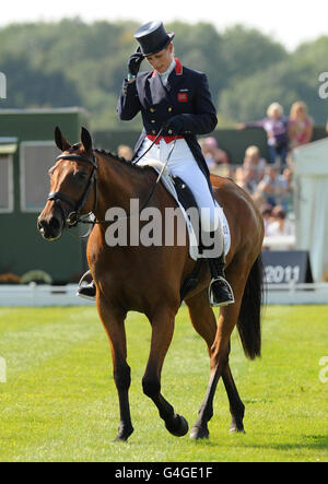 Il Gran Bretagna Zara Phillips Riding High Kingdom partecipa all'evento di dressage al Burghley Horse Trials di Stamford. Foto Stock