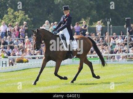 Equestre - le prove a cavallo Land Rover Burghley - giorno due - Stamford. La Gran Bretagna Zara Phillips Riding High Kingdom partecipa all'evento di dressage presso il Burghley Horse Trials di Stamford. Foto Stock